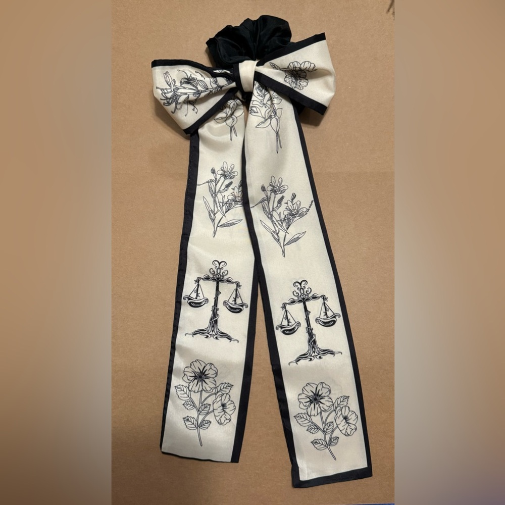 Scrunchie bow in cream and black pattern - Picture 3 of 5